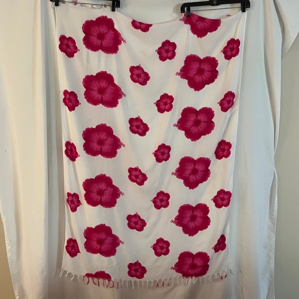 HIBISCUS COLLECTION Hawaii Sarong in White and Pink Hibiscus - 50" x 40"